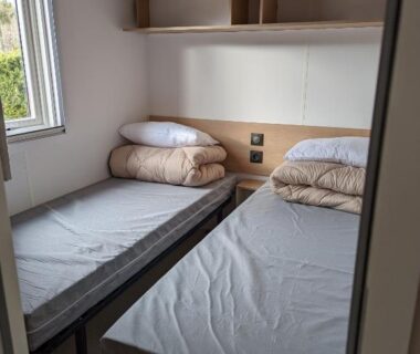 Chambre avec deux lits simples dans le Bungalow LUXE 44m2 Camping 5 Etoiles Mayotte Lac Biscarrosse Koyobalys