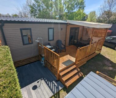 Terrasse en bois et mobil home avec pergola au Bungalow LUXE 200m de la plage Camping Mayotte Lac Biscarrosse Koyobalys
