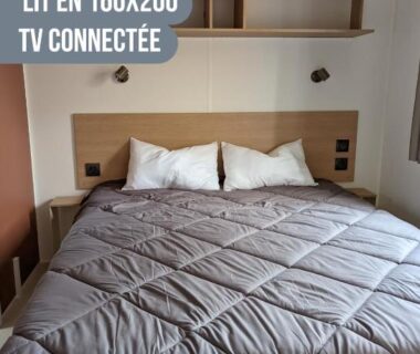 Chambre parentale avec lit 160x200 et TV connectée dans le Bungalow LUXE Camping Koyobalys