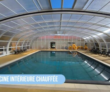 Piscine intérieure sous dôme avec chaises longues au Bungalow LUXE Camping 5 Etoiles Mayotte Lac Biscarrosse Koyobalys