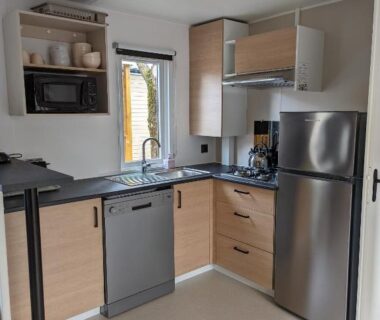 Intérieur cuisine équipée avec réfrigérateur et lave-vaisselle dans le Bungalow LUXE 44m2 Mayotte Lac Biscarrosse Koyobalys