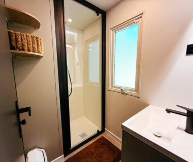 Salle de bain avec douche cabine et lavabo dans le chalet 3 bedroom Chalets Camping Leï Suves JoyCasa