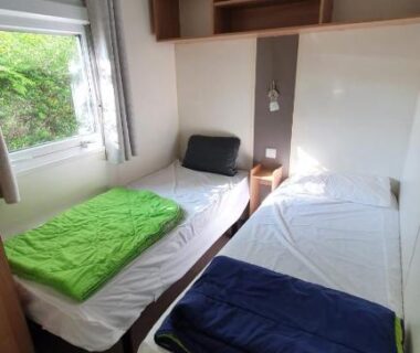 Chambre avec deux lits simples dans le mobil-home 3 chambres mimizan gastes biscarrosse camping siblu