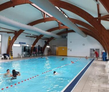 Piscine couverte avec arches en bois et baies vitrées au camping 3 chambres Mimizan Gastes Biscarrosse Siblu