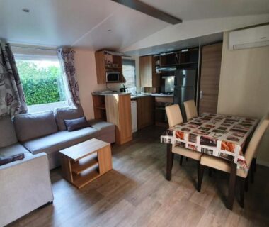 Salon et coin repas dans le mobil-home 3 chambres mimizan gastes biscarrosse camping siblu