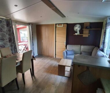 Intérieur séjour avec coin repas et canapé dans le mobil-home 3 chambres mimizan gastes biscarrosse camping siblu