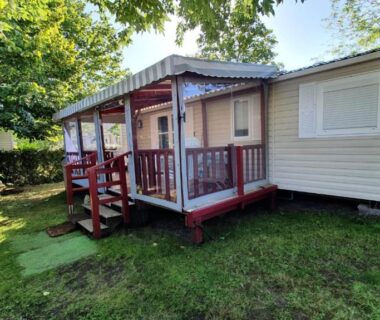 Mobil-home sur pelouse avec terrasse au camping Siblu 3 chambres Mimizan Gastes Biscarrosse