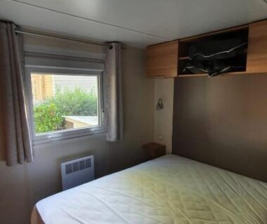 Chambre avec lit double et fenêtre dans le 3 chambres mimizan gastes biscarrosse camping siblu