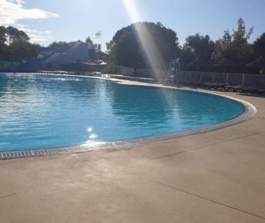 Piscine extérieure avec terrasse au camping siblu 3 chambres mimizan gastes biscarrosse