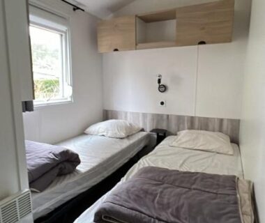 Chambre avec deux lits simples dans le mobil-home 404 mobil-home 3 chambres 2 sdb bassin d'Arcachon