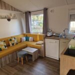 Séjour avec canapé et kitchenette dans le 404 mobil-home 3 chambres 2 sdb bassin d'Arcachon