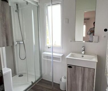 Salle de bains avec douche lavabo et WC du 404 mobil-home 3 chambres 2 sdb bassin d'Arcachon