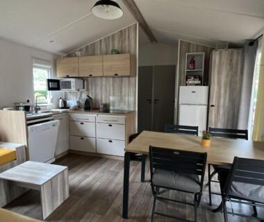 Séjour avec cuisine équipée et coin repas dans le 404 mobil-home 3 chambres 2 sdb bassin d'Arcachon