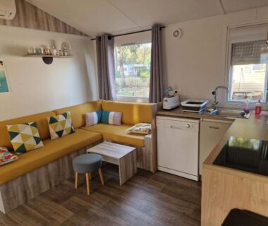 Séjour avec canapé et kitchenette dans le 404 mobil-home 3 chambres 2 sdb bassin d'Arcachon