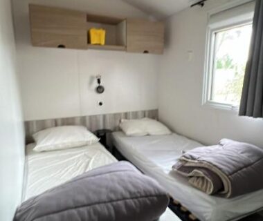Chambre avec deux lits simples et rangement mural dans le 404 mobil-home 3 chambres 2 sdb bassin d'Arcachon