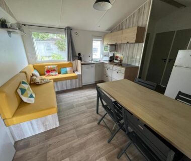 Salon avec kitchenette et banquette dans le mobil-home 404 3 chambres 2 sdb bassin d’Arcachon