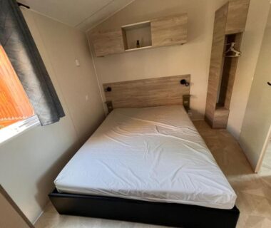 Chambre avec lit double et rangements dans le 531 Mobi-Chalet 3 chambres 2 sd Bassin d'Arcachon