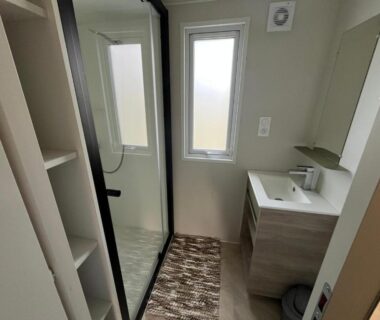 Salle de bain avec cabine de douche et lavabo dans le 531 Mobi-Chalet 3 chambres 2 sd Bassin d’Arcachon