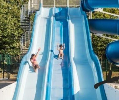 Piscine extérieure avec toboggans et personnes au 531 Mobi-Chalet 3 chambres 2 sd Bassin d'Arcachon
