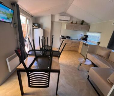 Intérieur salon et cuisine du 531 Mobi-Chalet 3 chambres 2 sd Bassin d'Arcachon