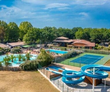 Piscine avec toboggan et courts de tennis au 531 Mobi-Chalet 3 chambres 2 sd Bassin d'Arcachon