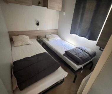 Chambre avec deux lits et rangements dans le 531 Mobi-Chalet 3 chambres 2 sd Bassin d'Arcachon