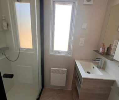 Salle de bain avec douche et lavabo dans le 531 Mobi-Chalet 3 chambres 2 sd Bassin d'Arcachon