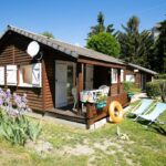 Chalet en bois avec transats et bouée au camping A La Rencontre Du Soleil