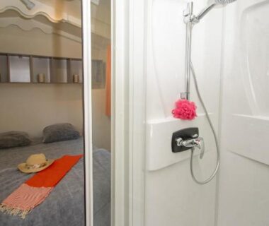 Salle d'eau avec douche et chambre attenante dans le mobil-home A La Rencontre Du Soleil Camping
