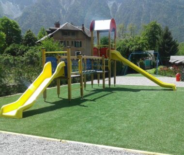 Aire de jeux avec toboggans sur pelouse dans le camping A La Rencontre Du Soleil – Camping