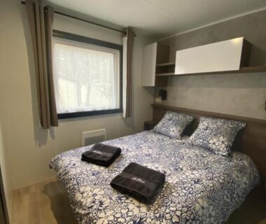 Chambre double avec lit et serviettes du camping A la brise du Ferret Camping les Embruns
