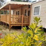 Mobil home avec terrasse en bois dans la pinède au camping les Embruns