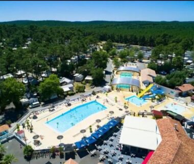 Piscine extérieure avec toboggans et transats au camping A la brise du Ferret Les Embruns