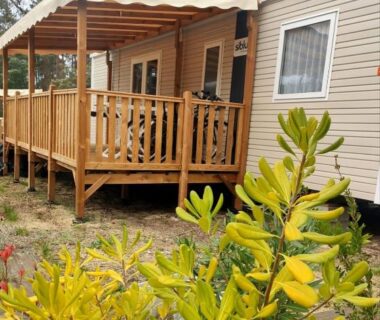 Mobil home avec terrasse en bois dans la pinède au camping les Embruns