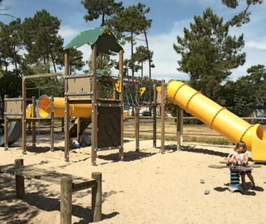 Aire de jeux sur sable avec toboggan jaune au camping A la brise du Ferret - Camping les Embruns