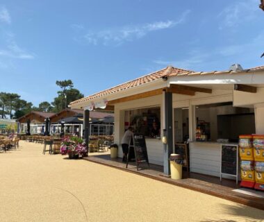 Allée et comptoir snack extérieur au camping A la brise du Ferret Camping les Embruns