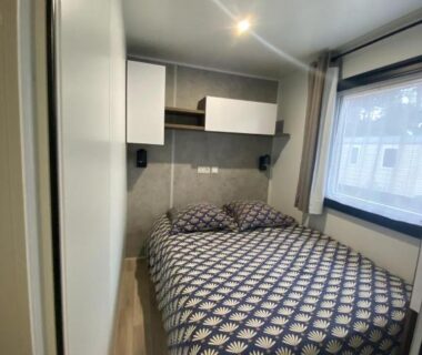 Chambre avec lit double et rangements dans le mobilhome A la brise du Ferret Camping les Embruns