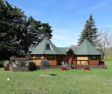 Maison en bois sur pelouse au camping À l'abri des cyprès