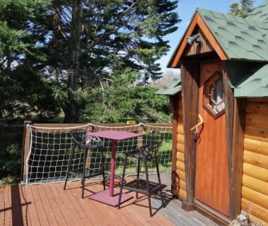 Terrasse en bois avec table et chaises du camping A l'abri des cyprès