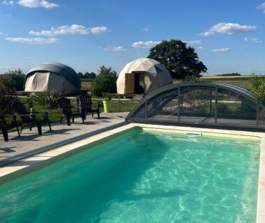 Piscine extérieure et dômes glamping au camping A l'aube des sens