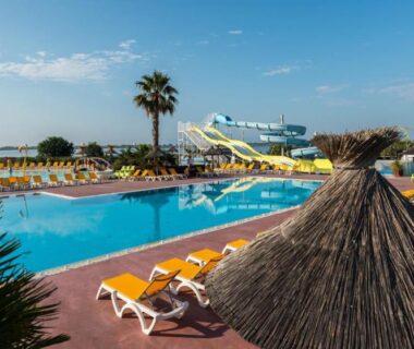 Piscine extérieure avec transats et toboggans au camping AA-Luminosa