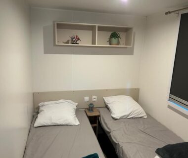 Chambre avec deux lits simples et étagère dans AA-Luminosa