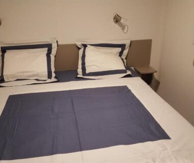 Chambre avec lit double et lampes de lecture dans l'Agréable Mobilhome 6 - 8 places