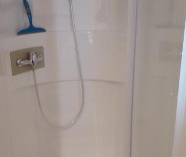 Douche cabine avec porte vitrée et pommeau de douche dans le mobilhome Agréable Mobilhome 6 - 8 places