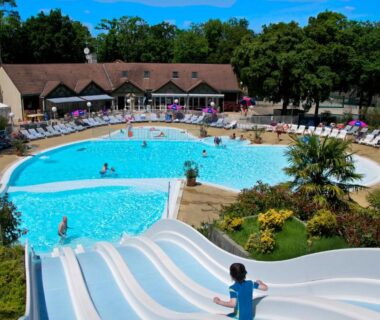 Piscine extérieure avec toboggan et bassins à l'Agréable Mobilhome 6 – 8 places