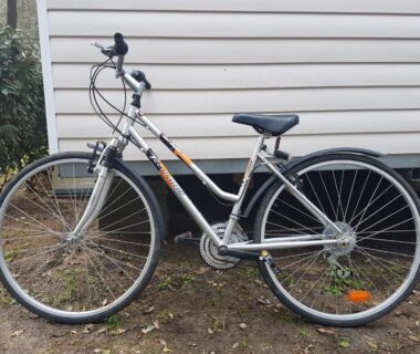 Devant le mobilhome un vélo appuyé à la façade de l'Agréable Mobilhome 6 - 8 places