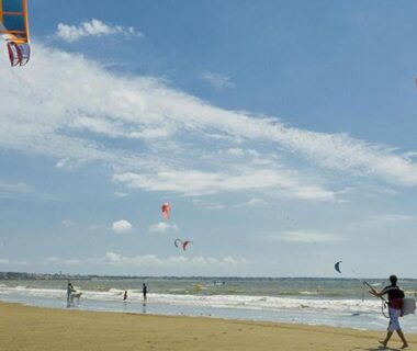 Plage avec kitesurfeurs et promeneurs à l'Agréable Mobilhome 6 – 8 places