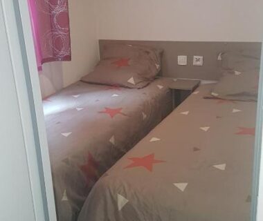 Chambre avec deux lits simples dans l'Agréable Mobilhome 6 - 8 places