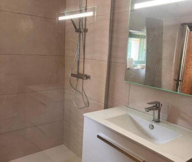 Salle de bain avec douche à l'italienne et vasque au Domaine de Mombret Haut