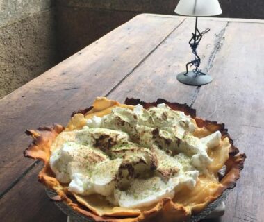 Table en bois avec bol de dessert au Camping Domaine de Mombret Haut